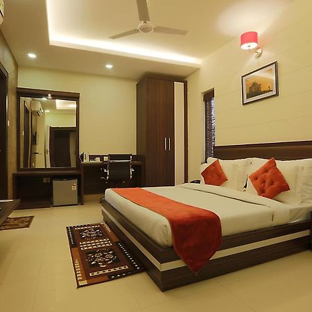Hotel Premiere Villa Varanasi Exterior foto